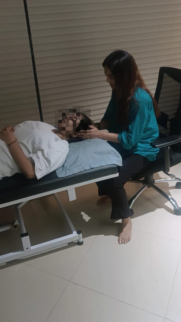 Vibha Jain guiding a one-on-one confidence hypnotherapy session with a client in Mumbai