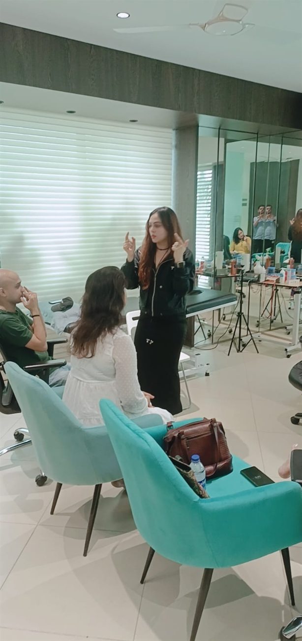 Vibha Jain teaching confidence-building visualization techniques during a session in Mumbai